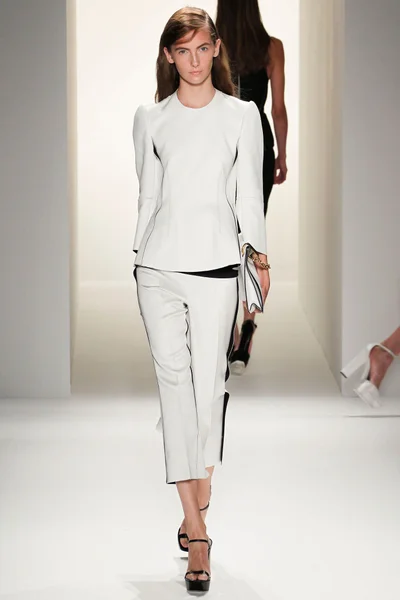 Look 16